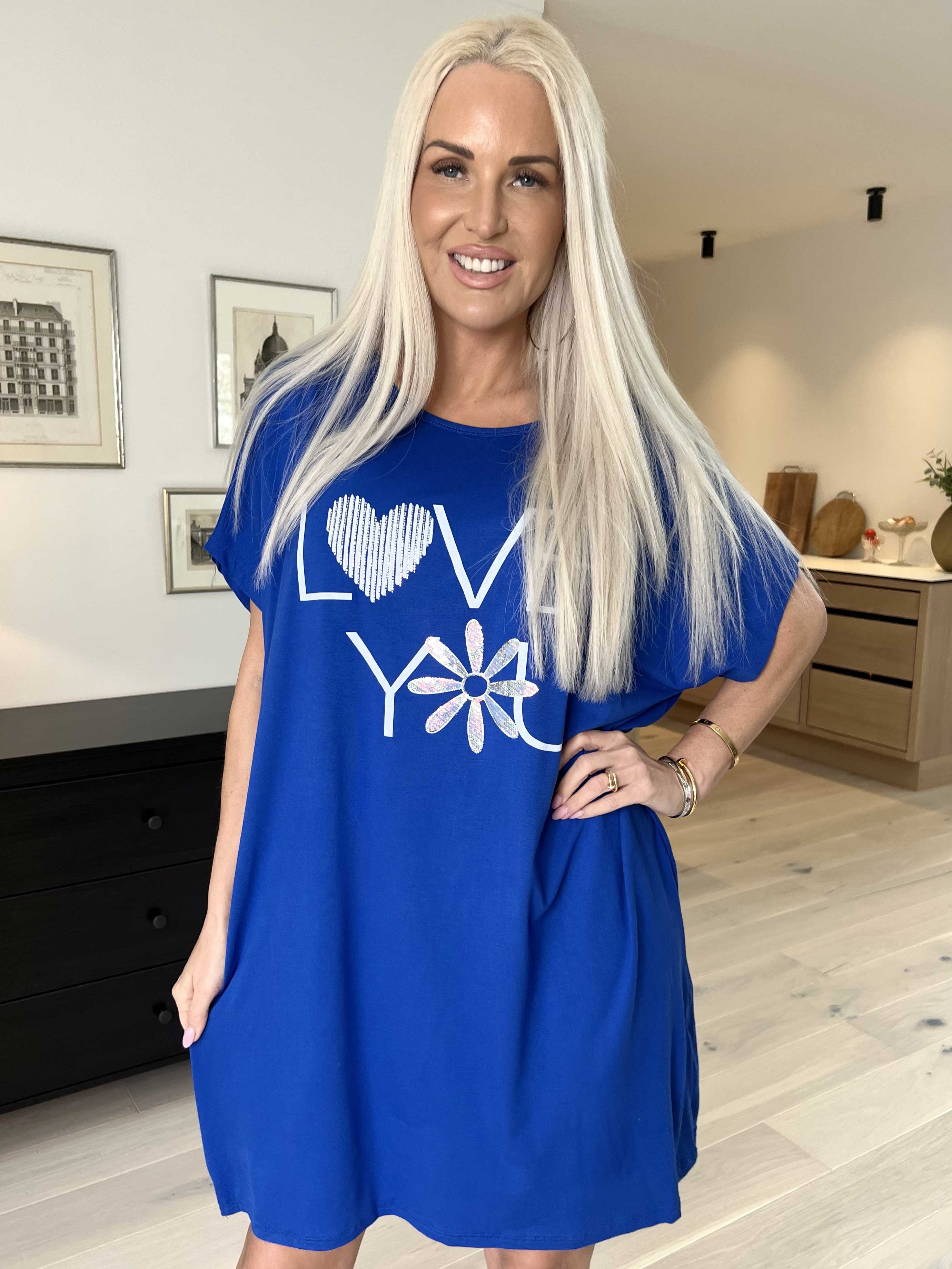 Edina - T-shirtklänning med tryck i viskosblandning